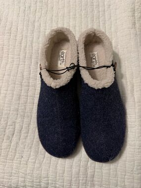 Earth Origins Navy Jenae Wool Clogs with Cream Sherpa Trim New